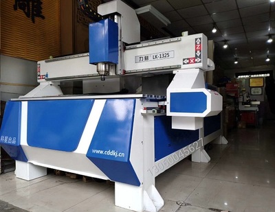 在成都應該怎樣選擇成都廣告雕刻機,先看看這個